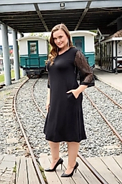 kolları tül detaylı siyah elbise